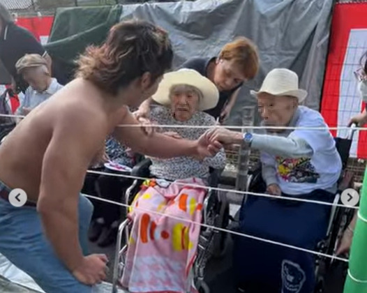 特別養護老人ホーム　上牧の郷（介護職/ヘルパーの求人）の写真6枚目：新日本プロレスのプロレスラーに慰問に来て頂きました♪