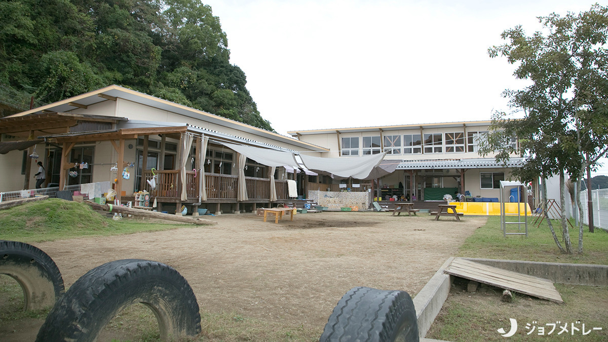 幼保連携型認定こども園にじのね（保育士の求人）の写真23枚目：緑に囲まれた広大な園庭があります