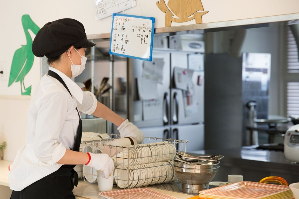 忍岡こども園（調理師/調理スタッフの求人）の写真4枚目：ランチルームの横に調理室があり、子どもたちの食への興味を引き出します◎