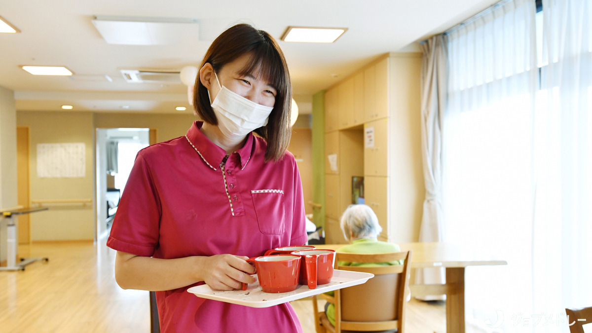 特別養護老人ホームアンブル宝町（看護師/准看護師の求人）の写真2枚目：あたたかな笑顔で対応しています