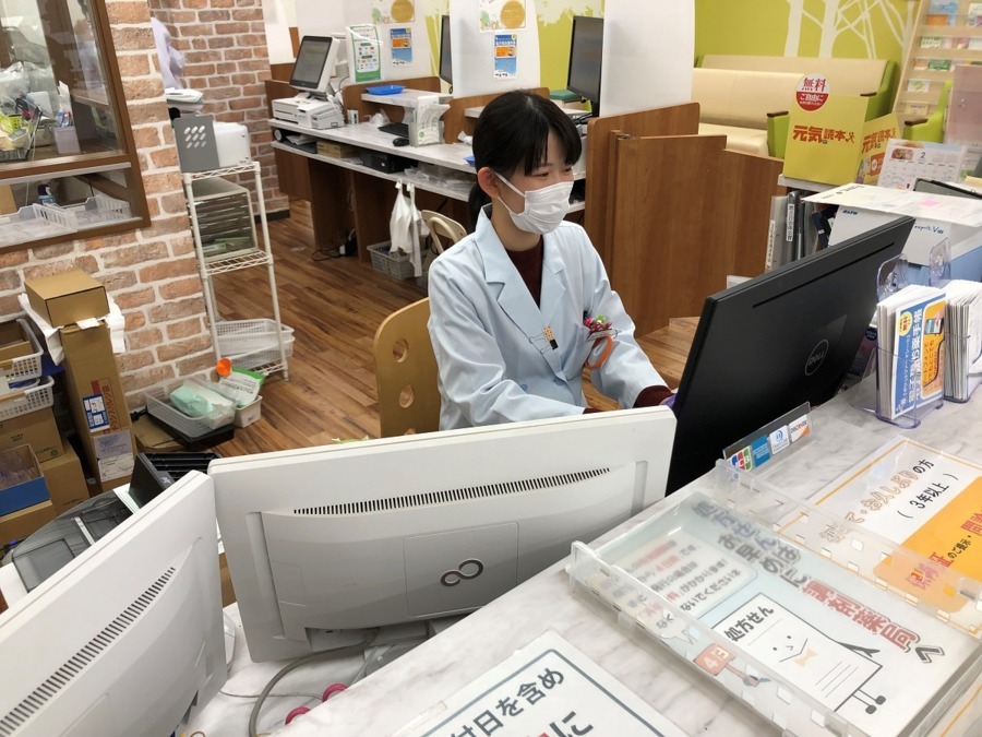 もぐさ駅前薬局の写真2枚目：受付カウンターで事務作業の様子