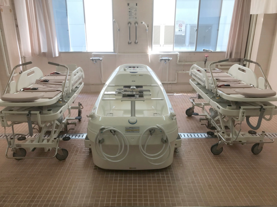 特別養護老人ホーム 聖和荘(介護職/ヘルパーの求人)の写真2枚目:令和3年に特殊浴槽、ストレッチャーが新しくなりました!