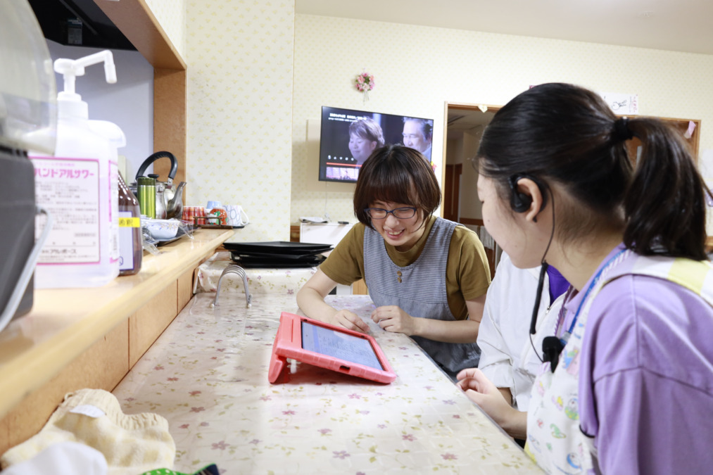 マザーレイク湖の波の写真3枚目：記録はすべてiPadで記入。
ICT化推進中です。