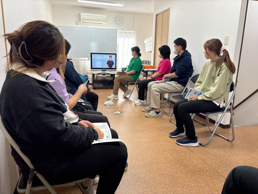 オールケアリバティー（生活支援員の求人）の写真3枚目：社内での研修の様子1