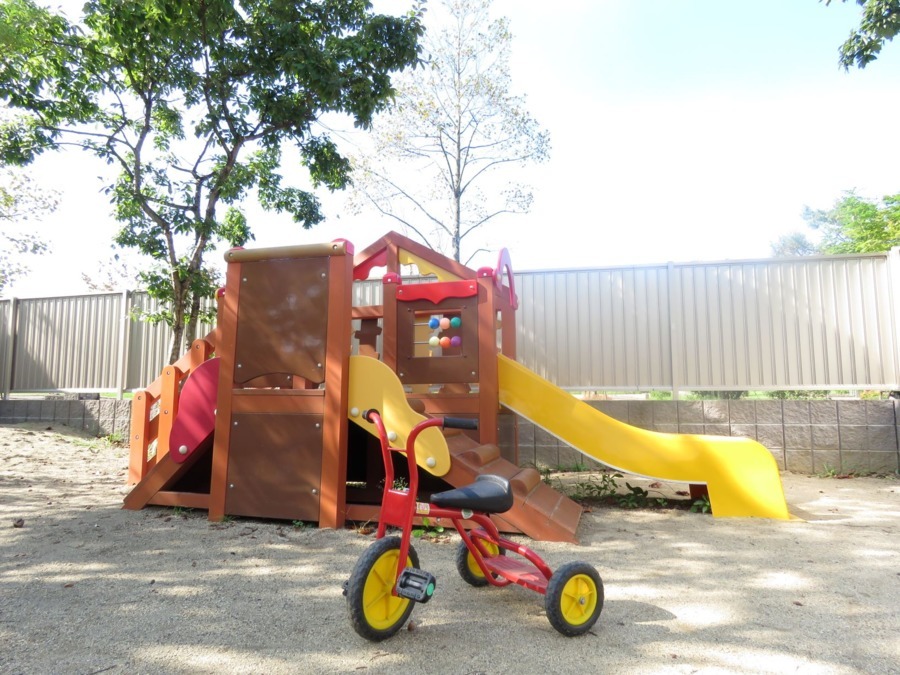 公園通り保育園(保育士の求人)の写真3枚目:園庭にはすべり台や三輪車、手押し車などがあり、発達に応じたあそびを楽しんでいます