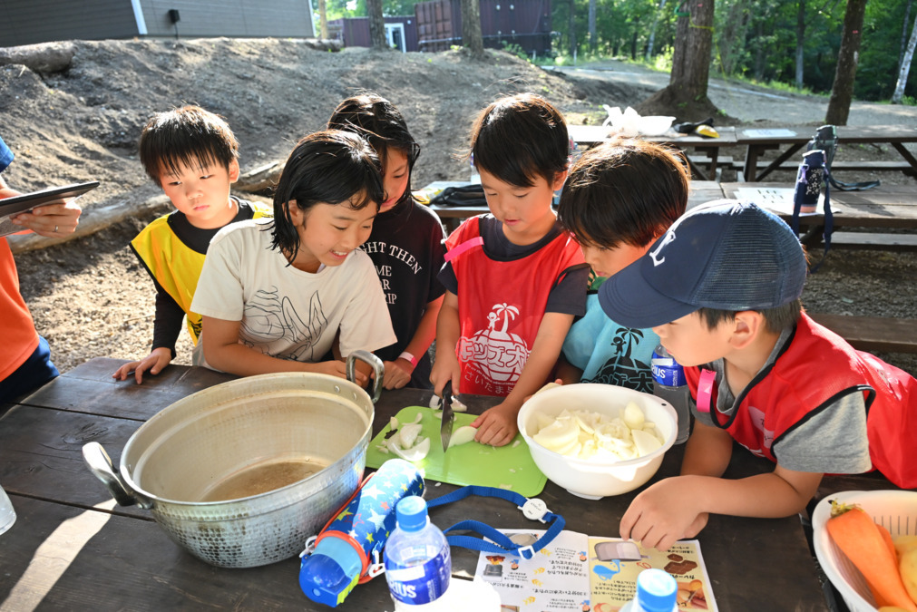 キッズ大陸さいたま与野園（保育士の求人）の写真2枚目：サマーキャンプではみんなでカレーを作りました。