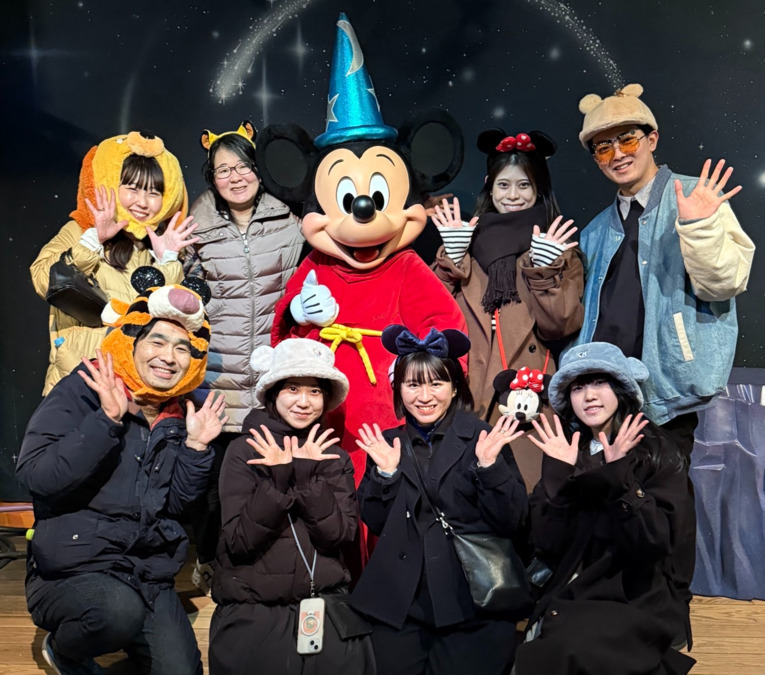 高針台デンタルオフィス おとな歯科こども矯正歯科（歯科衛生士の求人）の写真10枚目：2025年2月にはみんなでディズニーへ☆スタッフは公私ともに仲良しです◎