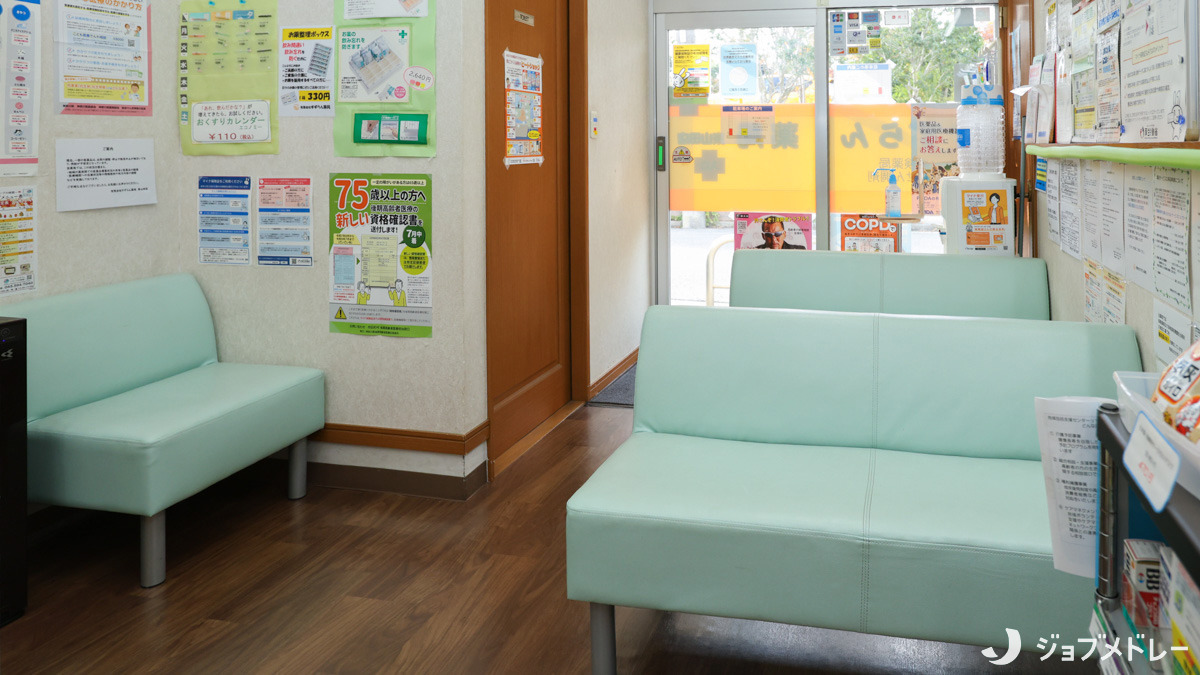 有限会社すずらん薬局　東山田店（薬剤師の求人）の写真5枚目：落ち着いた雰囲気の待合スペースです