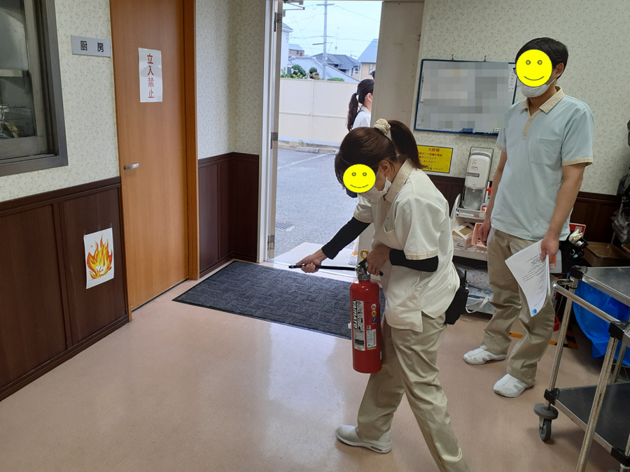ラ・ソーラ　みのお牧落駅前（介護職/ヘルパーの求人）の写真11枚目：消火訓練や避難訓練は欠かせません！