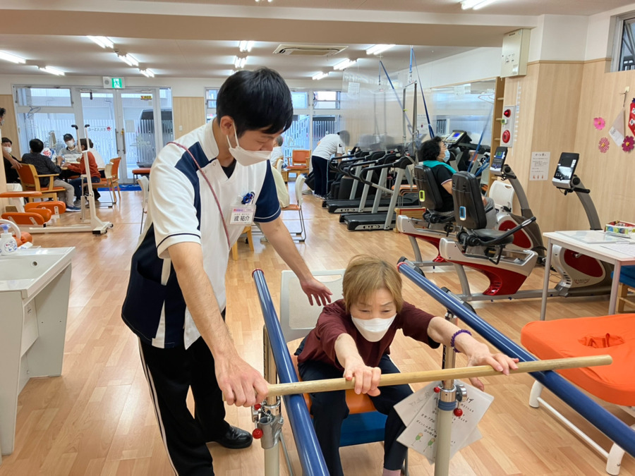 リハビリ型デイサービス　きたえるーむ大阪美章園店の写真2枚目：ご利用者様お一人おひとりに親身に寄り添った運動指導を心掛けています！