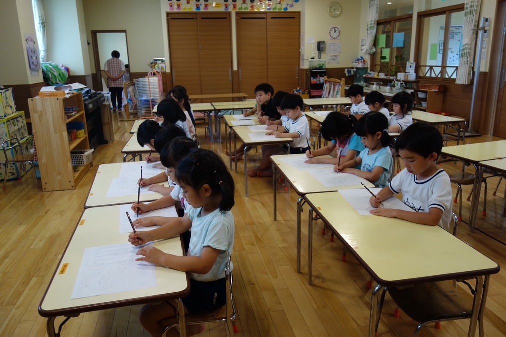 まごころ保育園の写真6枚目：真剣に書いているのは・・・絵描き歌の絵！鉛筆の練習ですね。（５歳児クラス）