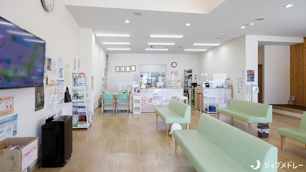 さくらい薬局岩瀬店の写真2枚目：柔らかな色合いで落ち着いた雰囲気の内装です
