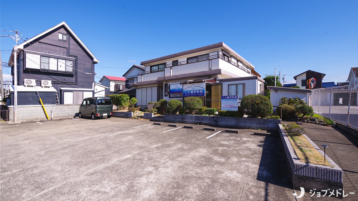 三上歯科医院（歯科衛生士の求人）の写真4枚目：停めやすい広々とした駐車場があります