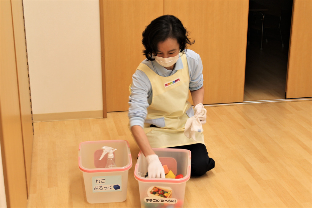 ニチイキッズ東戸塚保育園の写真7枚目：コロナによる消毒作業も手分けをして行っています