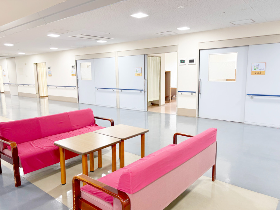介護老人保健施設　エスペラル東淀川（看護師/准看護師の求人）の写真3枚目：1人部屋・4人部屋があり、施設内はとても広々しているので看護がしやすい環境です！