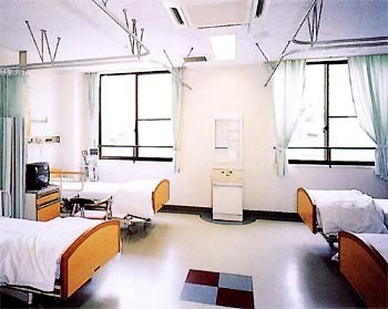 寺田病院の写真4枚目：明るく清潔な病棟。