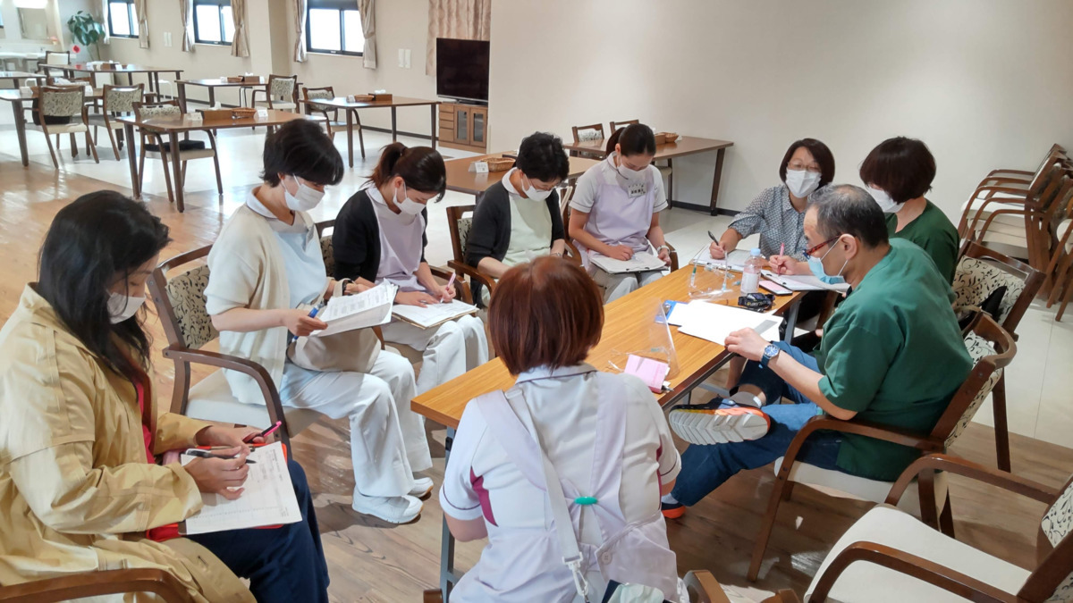むとう歯科医院（歯科衛生士の求人）の写真7枚目：診療前のミーティングの様子です。注意事項など情報共有をしてから診療を開始します。