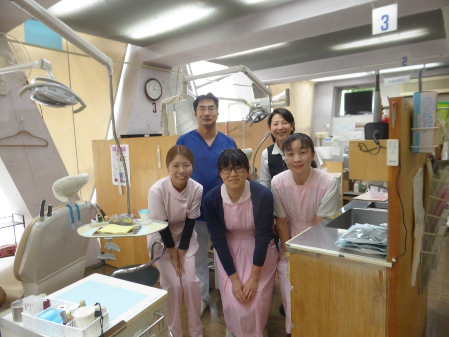 たかなし歯科（歯科衛生士の求人）の写真4枚目：理事長 奥田先生（後列左側）
