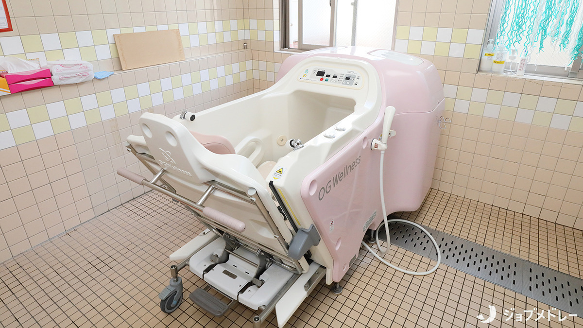 通所介護施設　ほのぼの園 デイサービスセンター（介護職/ヘルパーの求人）の写真20枚目：車いす式の介助入浴です