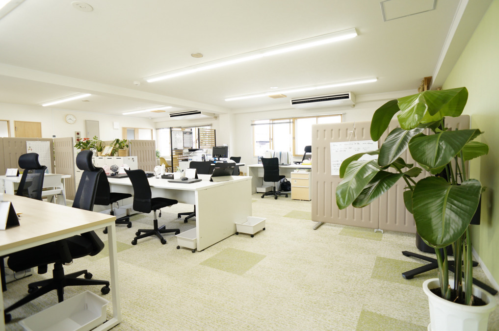 介護ステーションスマイル訪問介護事業部（介護職/ヘルパーの求人）の写真5枚目：広々して明るい事務所になりました！