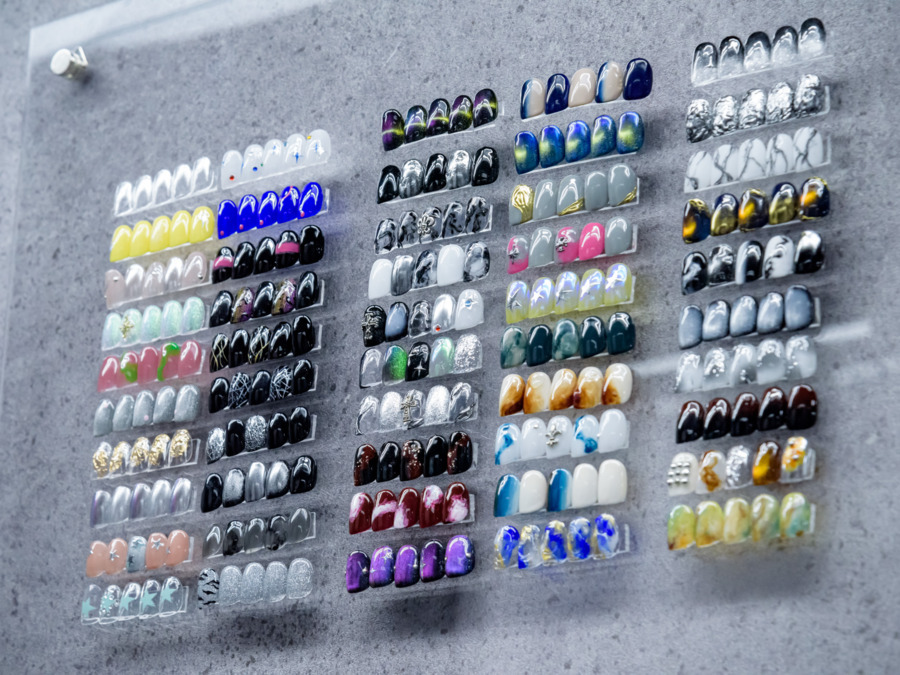 Nail Man 横浜店 ～メンズネイル専門店～（ネイリストの求人）の写真8枚目：定額デザインは、男性向きのデザインだけなく、幅広くデザインを設けています
