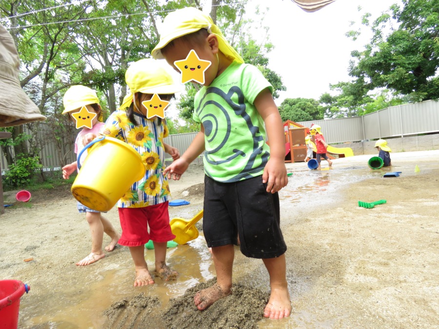 公園通り保育園(保育士の求人)の写真6枚目:夏にはプールあそびや泥んこあそびなども行っています!