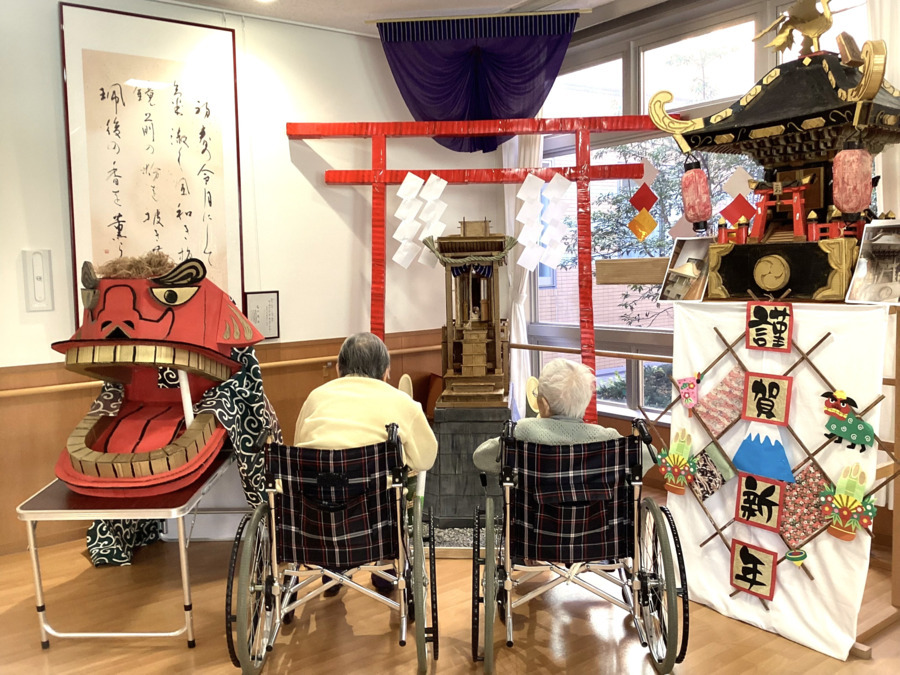 特別養護老人ホーム　バウムあすみの丘（介護職/ヘルパーの求人）の写真4枚目：バウムあすみの丘神社に初詣です