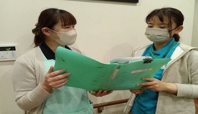 すまいるシニアホーム(介護職/ヘルパーの求人)の写真2枚目:分からない事があったらすぐに相談して下さい♪