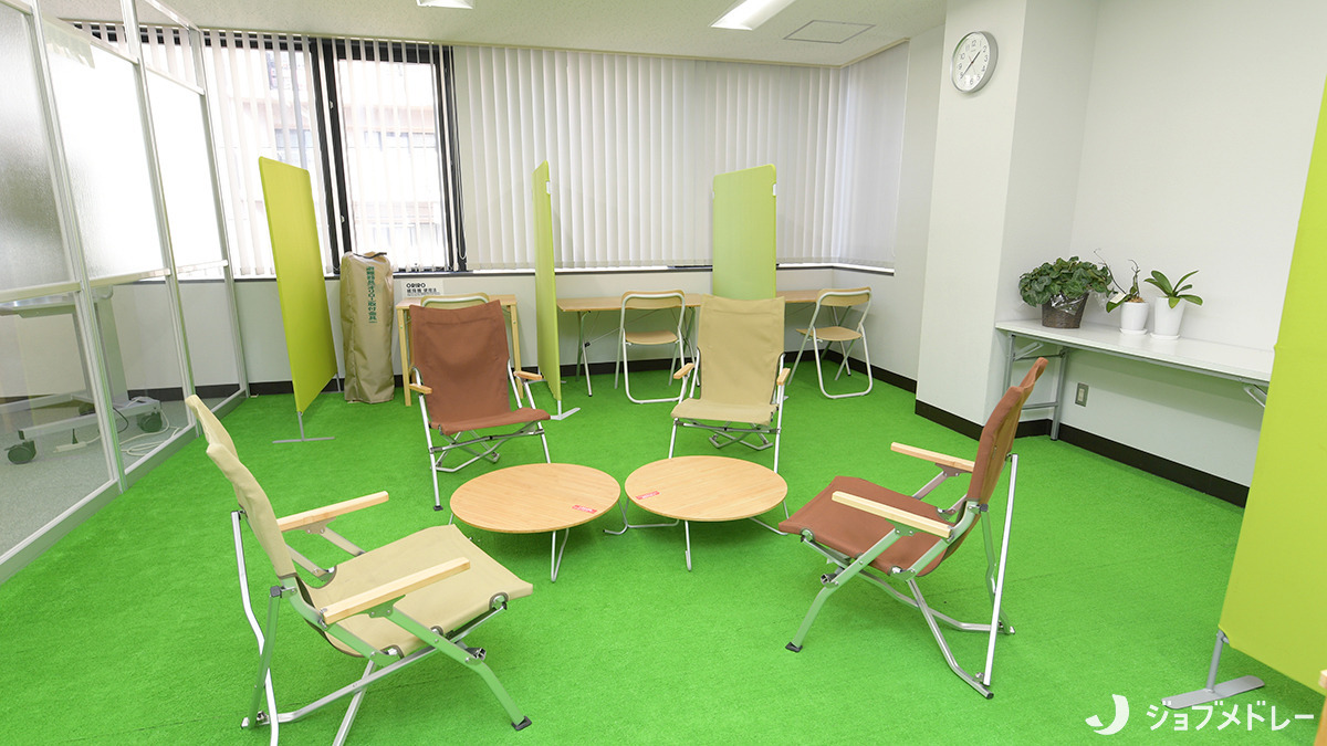 くるくる高等学院（公認心理師/臨床心理士の求人）の写真10枚目：ゆったりと交流を深めることができるスペースです