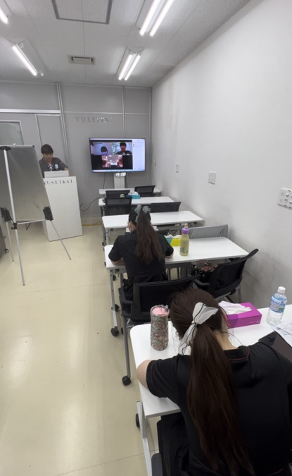 One's歯科クリニック（歯科衛生士の求人）の写真7枚目：本院と分院でzoomでの勉強会の様子