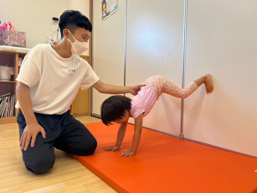 上尾東町はばたき保育園【2025年04月オープン】の写真5枚目：体操教室の様子です