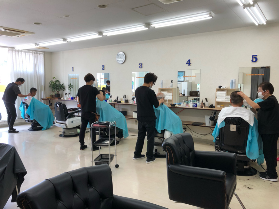 ファミリーカットリズム（理容師の求人）の写真2枚目：ただいま一緒に働くスタッフを募集しています！