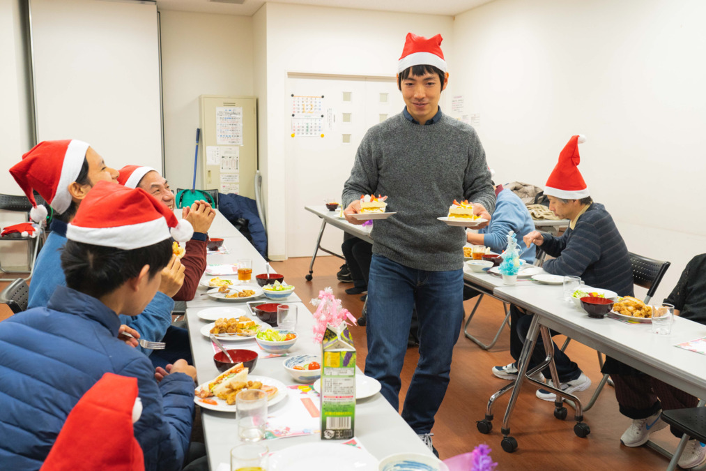 一般社団法人よつば 法人本部(生活支援員の求人)の写真3枚目:グループホームのクリスマス会の様子です!
毎年季節のイベントは大切にしています。