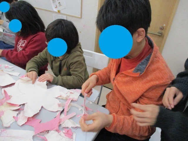 このこのアート京都市 堀川教室（児童指導員/指導員の求人）の写真4枚目：手先の訓練にも繋がる工作です。