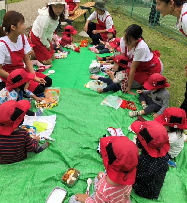 マグハウス西荻第２（保育士の求人）の写真3枚目：ピクニック。お外で食べるランチは最高！