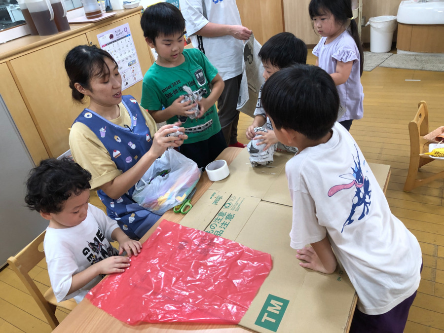 ぽれぽれ保育園藤が丘(保育士の求人)の写真4枚目:いっしょにつくろう