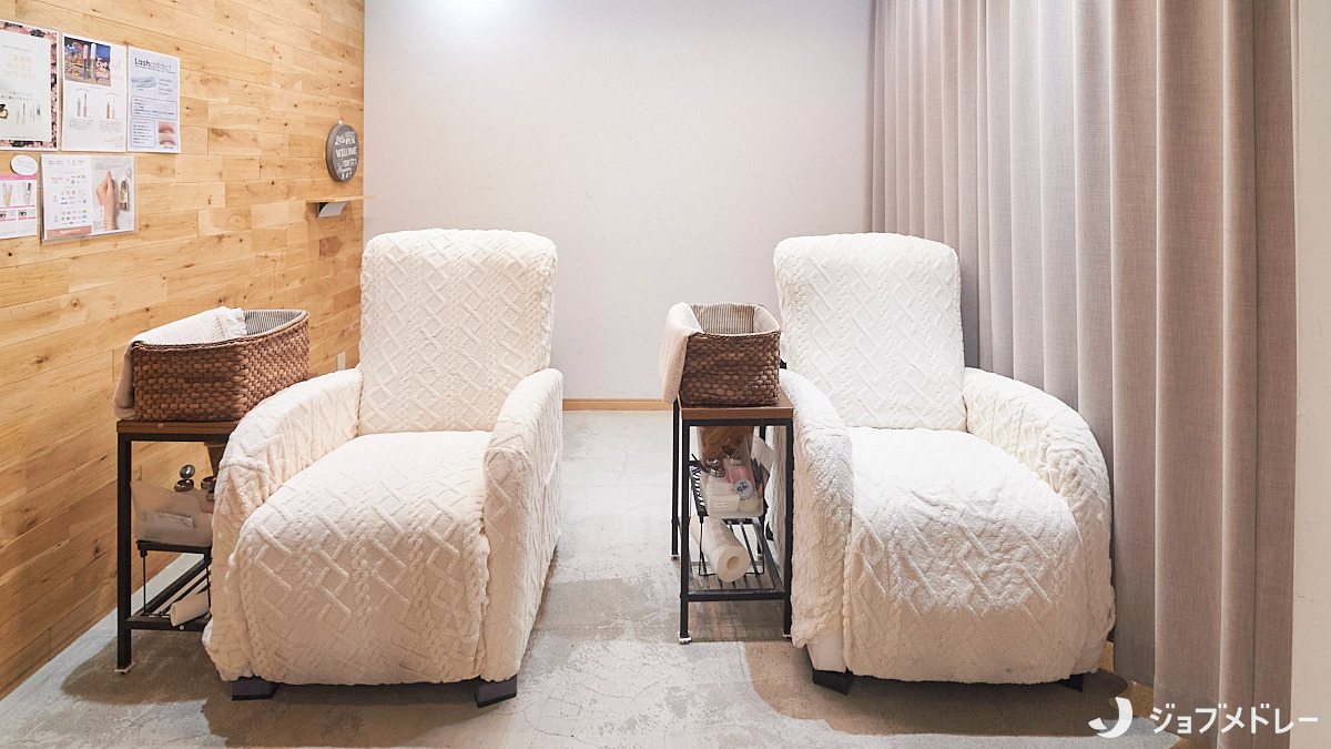 Nail&Eylash salon Mink Style浜松町店（ネイリストの求人）の写真7枚目：座り心地のいいふかふかのチェアです♪