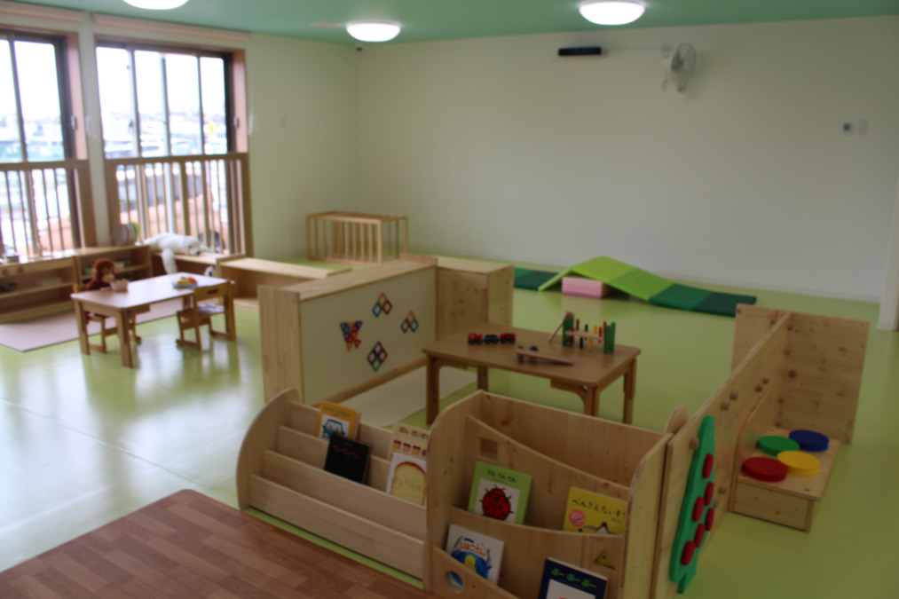 「こころの花」ほいくえん レイクタウン駅(保育士の求人)の写真4枚目:コーナー保育を採用しています。棚を可動し集中できるスペースを作ります。