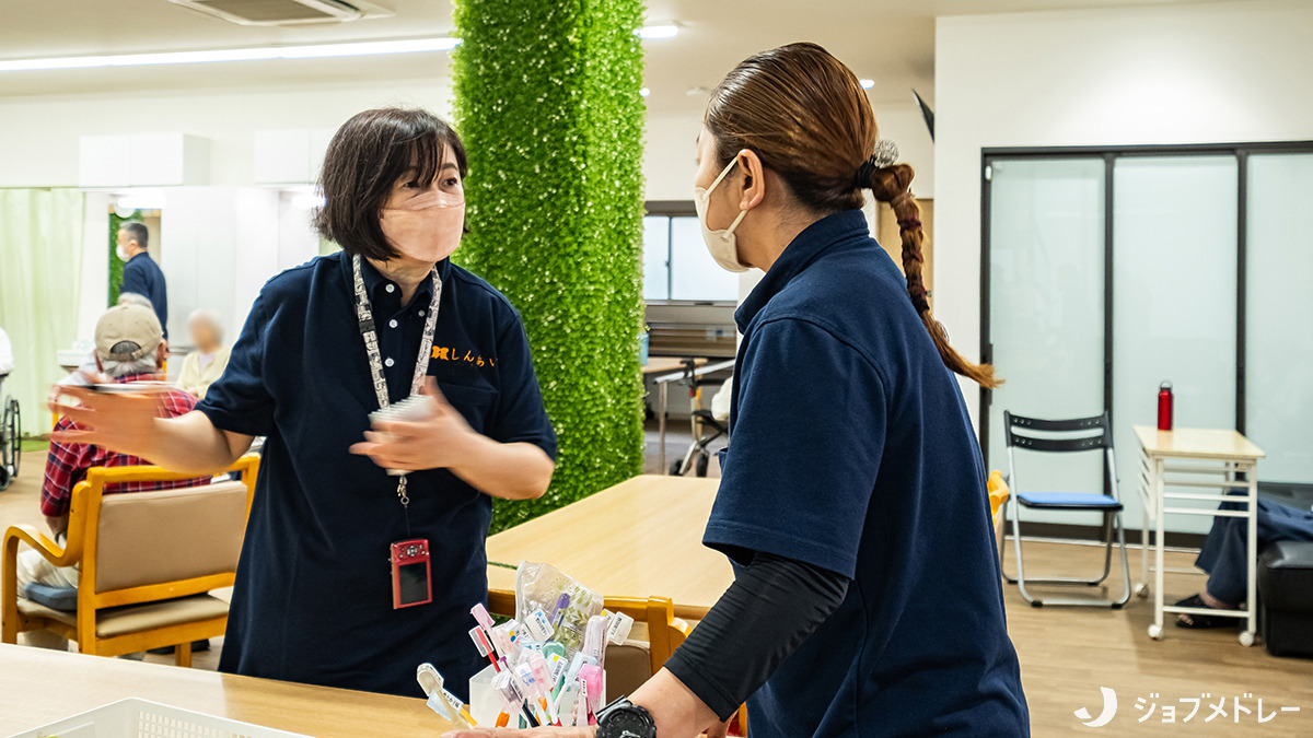 デイサービスしんあいの写真6枚目:スタッフ同士で協力し合っています