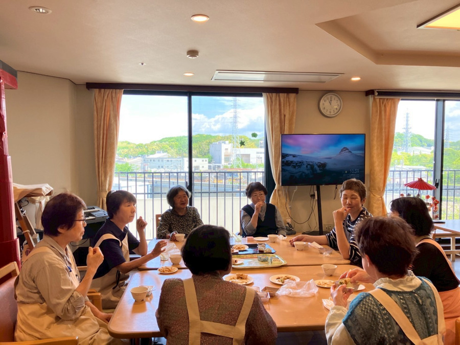 ヘルパーステーション　よってっての写真2枚目：利用者の方たちとの行事の後のお茶会のひとコマ。たまにはゆったりと…😊