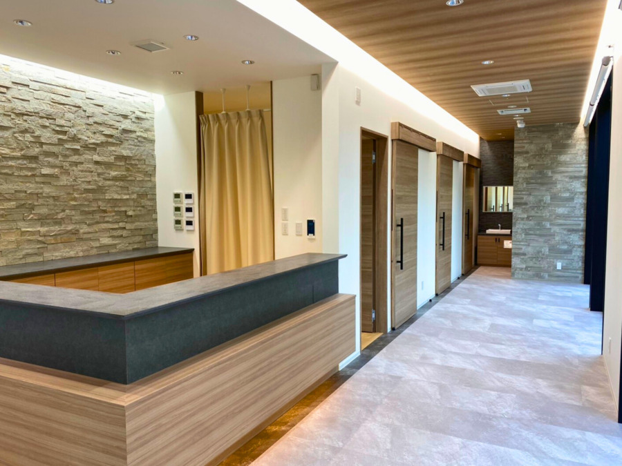 沼津せせらぎ歯科クリニック【2026年01月20日オープン予定】（歯科衛生士の求人）の写真7枚目：受付・待合室・診療室（1~3）入口です☆