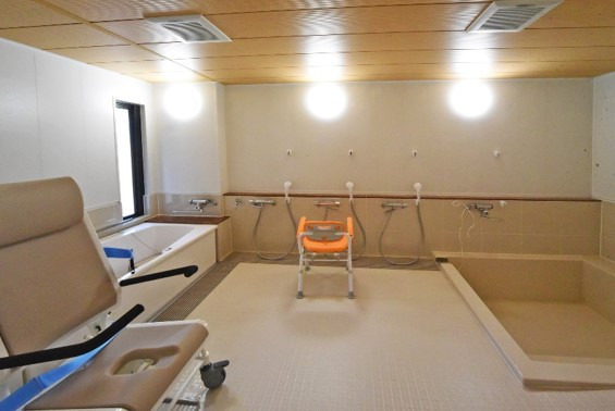 麗しの杜2号館デイサービスセンターの写真5枚目:一般浴とチェア浴