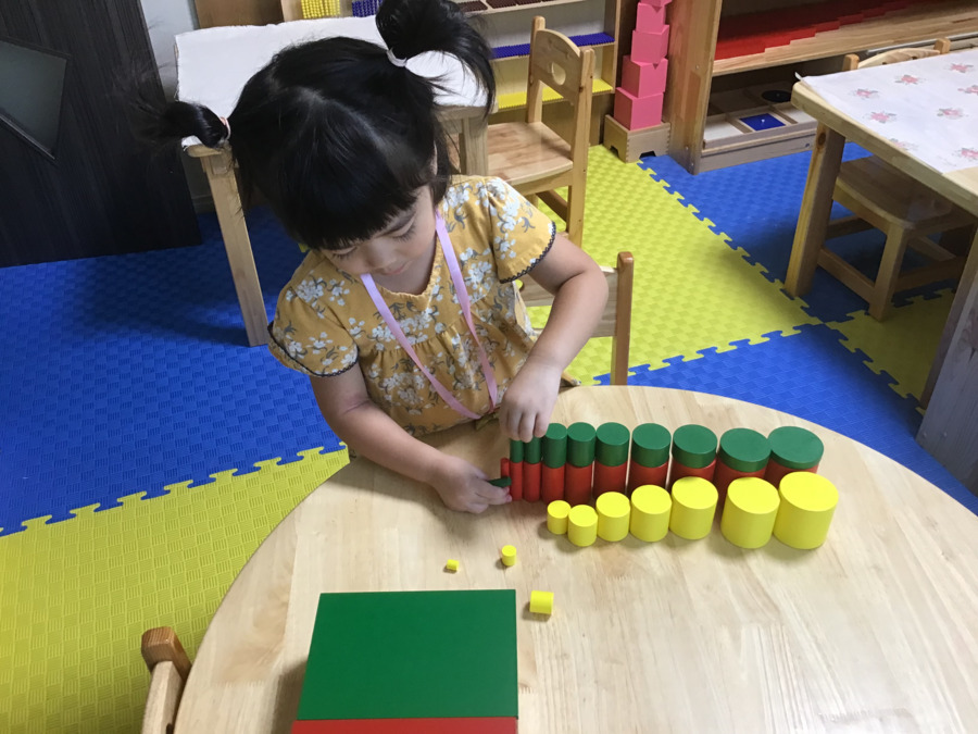 オデューラ デ アベニール（保育士の求人）の写真5枚目：感覚教育・色つき円柱を使って同じ大きさの円を見つけます。