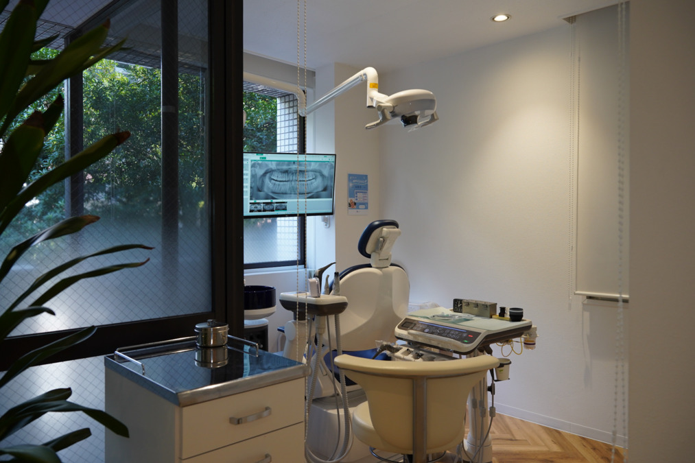 COZY DENTAL 福岡 赤坂【2025年02月25日オープン】（歯科衛生士の求人）の写真3枚目：街路樹が見えるユニットは働く側にも優しい空間