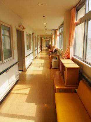 老人保健施設あさくらホームの写真2枚目：施設内は明るく清潔です