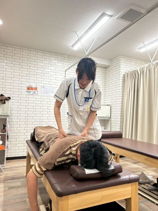 はぴねす鍼灸整骨院　玉造院（柔道整復師の求人）の写真6枚目：女性スタッフ活躍中