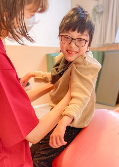 重心型児童発達支援・放課後等デイサービス とおん(理学療法士の求人)の写真4枚目:小児領域のリハビリ未経験可。
スタッフ間で協力しながら支援を行っていきます。