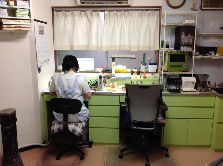 村松歯科医院の写真9枚目：補綴物は一部院内ラボで対応しております