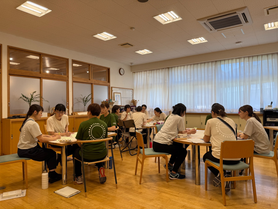 天童しぜん幼稚園(認定こども園)(保育補助の求人)の写真5枚目:年に数回園内研修があり、部署を超えて意見交換できる場もあります。