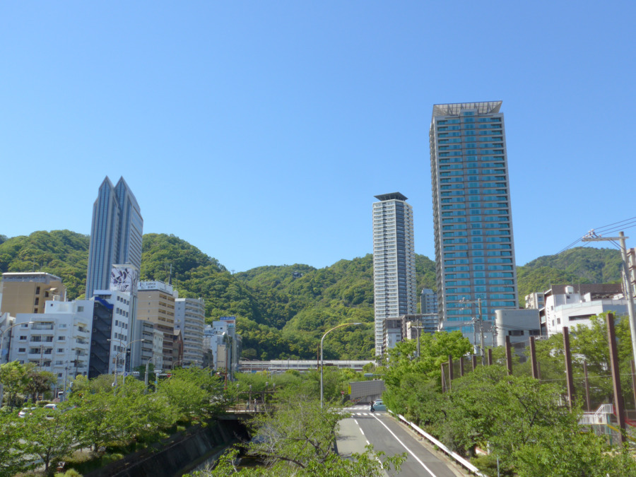 医療法人社団 アートセンター歯科 『新神戸アート歯科・矯正歯科』（歯科衛生士の求人）の写真3枚目：《新神戸駅から徒歩3分》右の青い窓ガラスのビル（神戸芸術センター）の4階